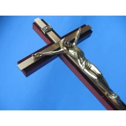Krzyż drewniany mahoń na ścianę z paskiem 26 cm